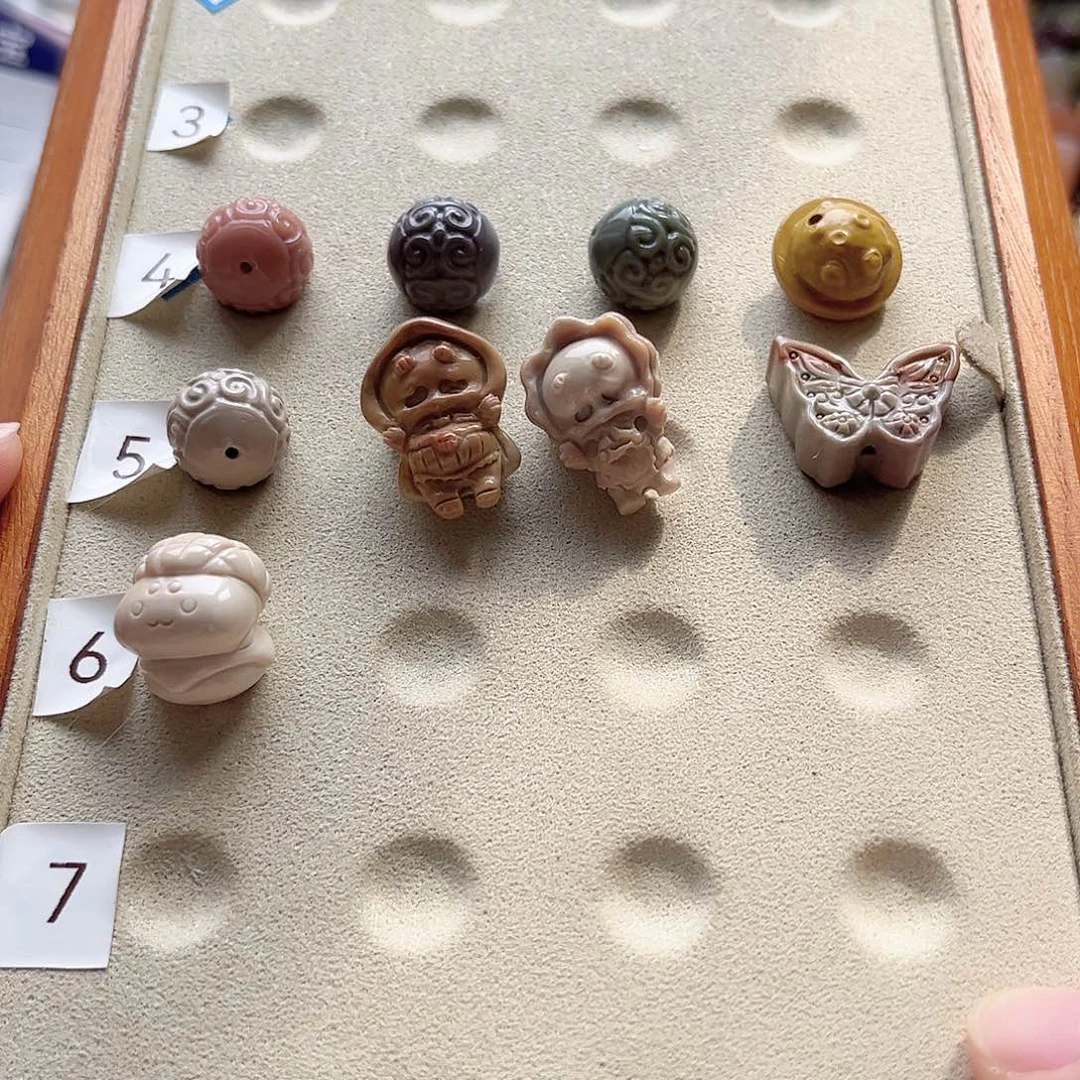 石英质玉9个未镶嵌完****?