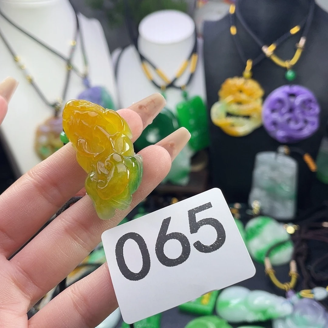 翡翠未镶嵌吊坠(赠链)