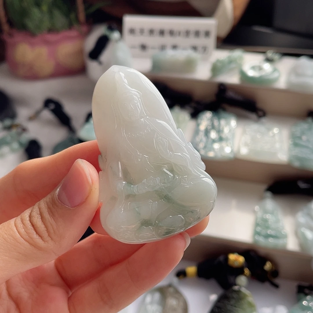 翡翠未镶嵌颈饰观音