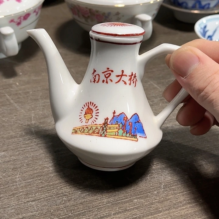 瓷片景德镇陶瓷酱油壶。