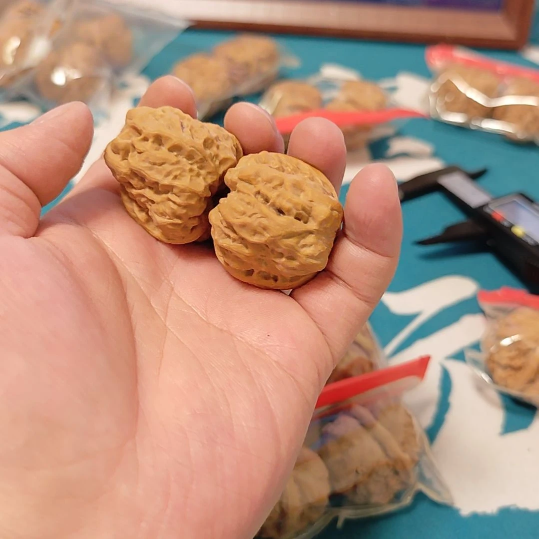?****)文玩核桃蛤蟆头小手念