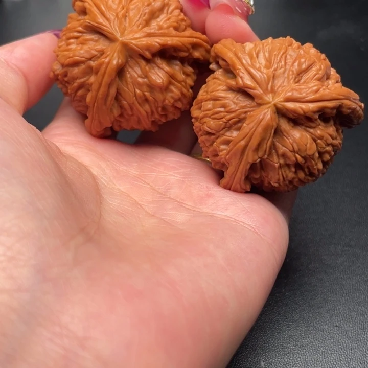 卍***卐文玩核桃吊坠白狮子