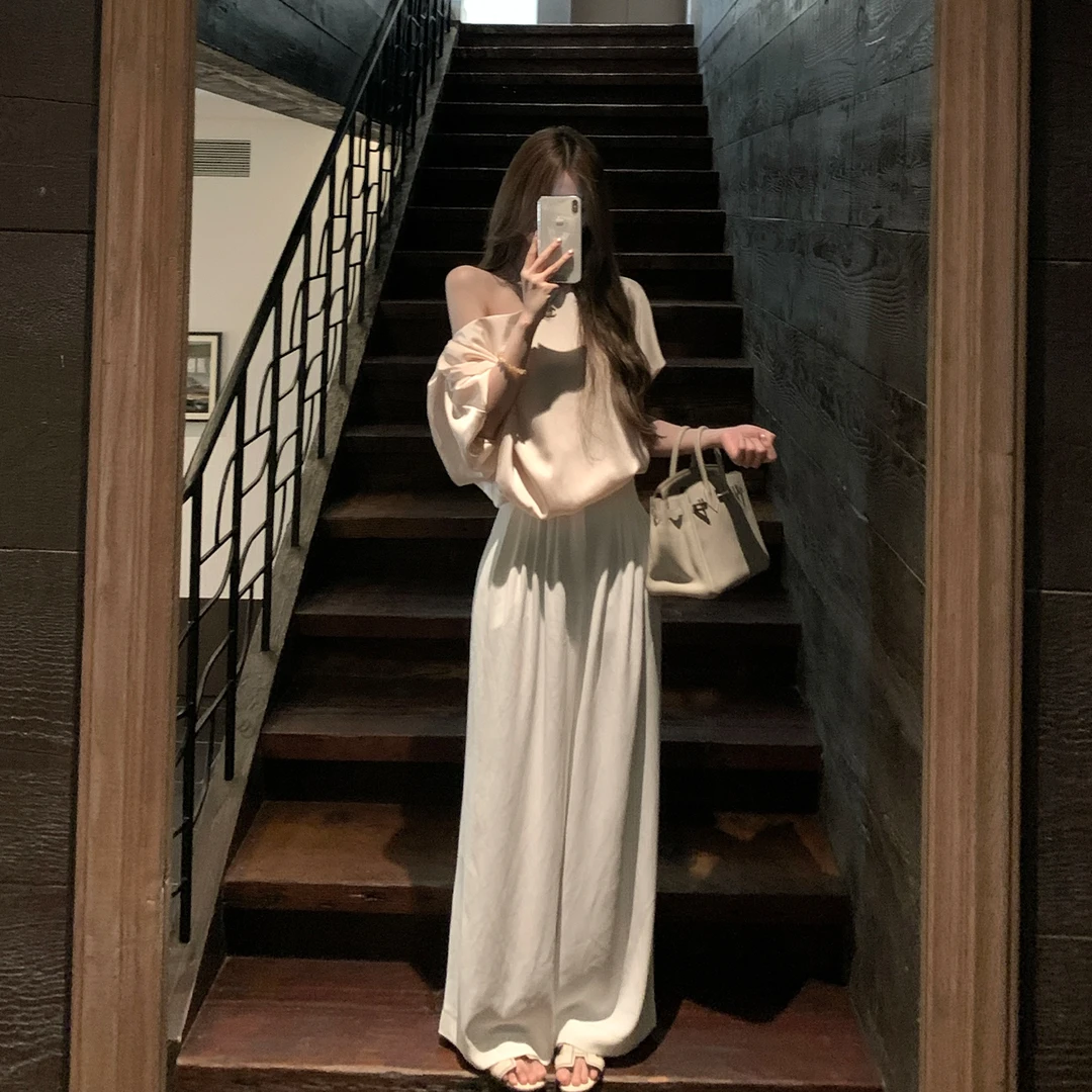 titi小姐姐【艺展缪斯】柔光缎面 气质感斜肩上衣