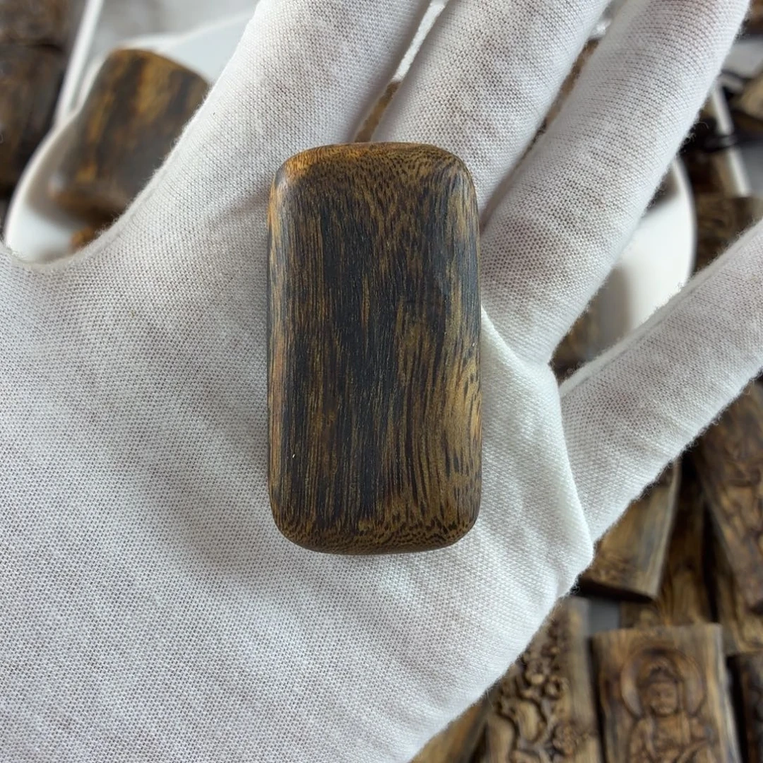 沉香沉香碎屑蓝宝石平安无事牌9.7克福利价