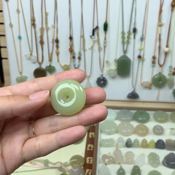 和田玉未镶嵌颈饰微瑕