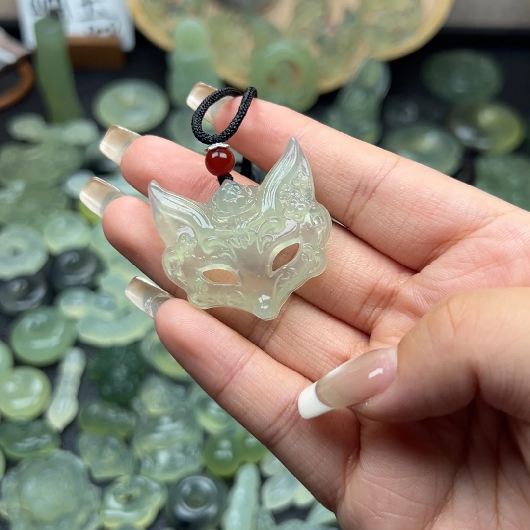 蛇纹石玉未镶嵌颈饰面具