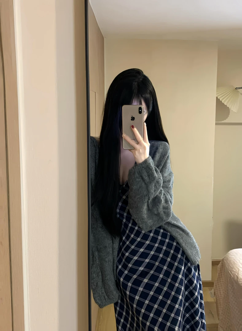 格纹挂脖吊带连衣裙子女夏季2025新款早初春今年流行漂亮套装长裙