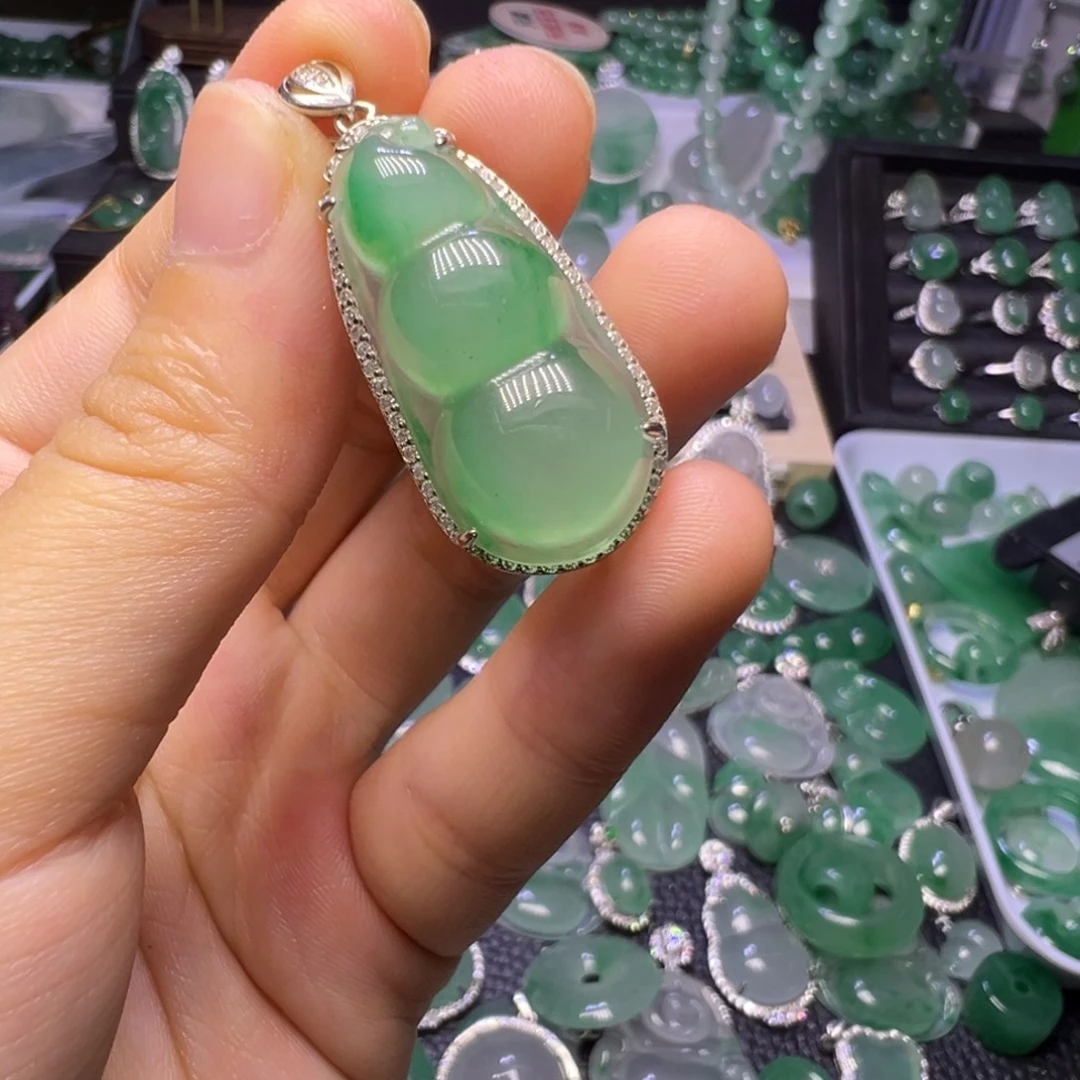 石英质玉（非洲翠）未镶嵌颈饰