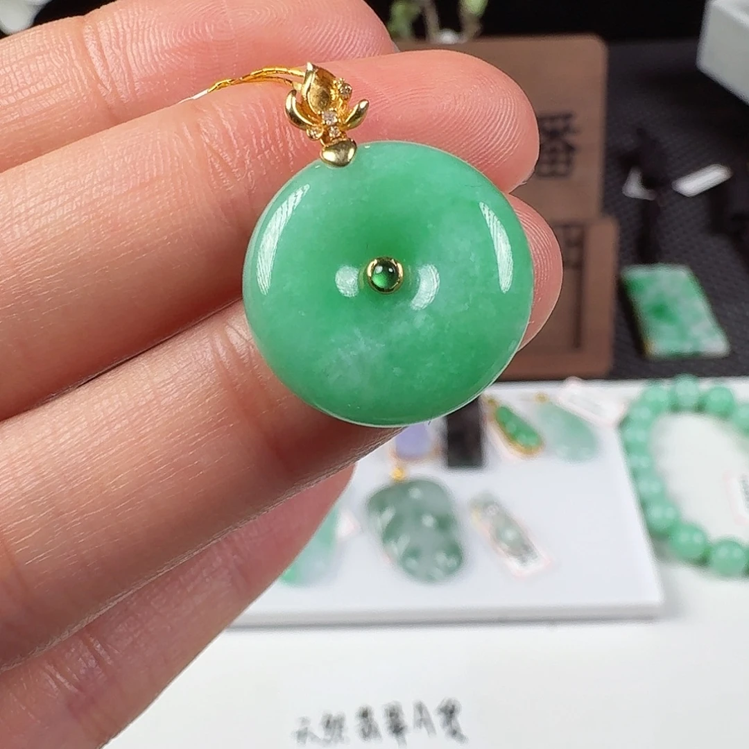 翡翠18K金镶嵌颈饰