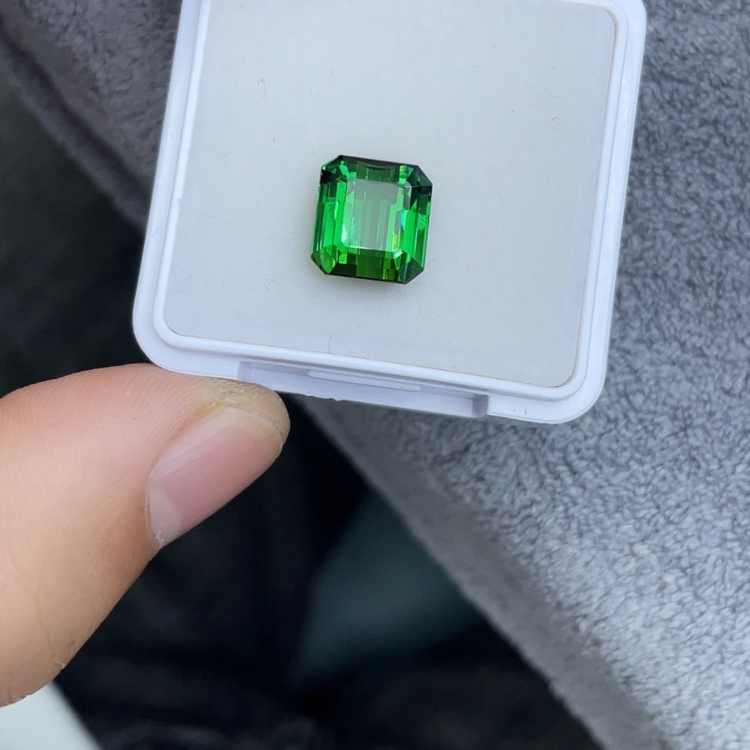 未镶嵌裸石碧玺5.55Ct。