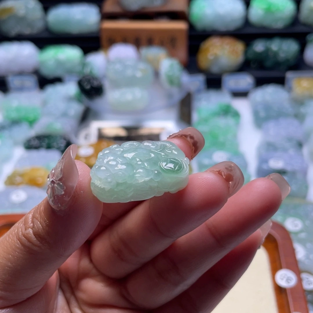 翡翠颈饰未镶嵌闫****只貔貅