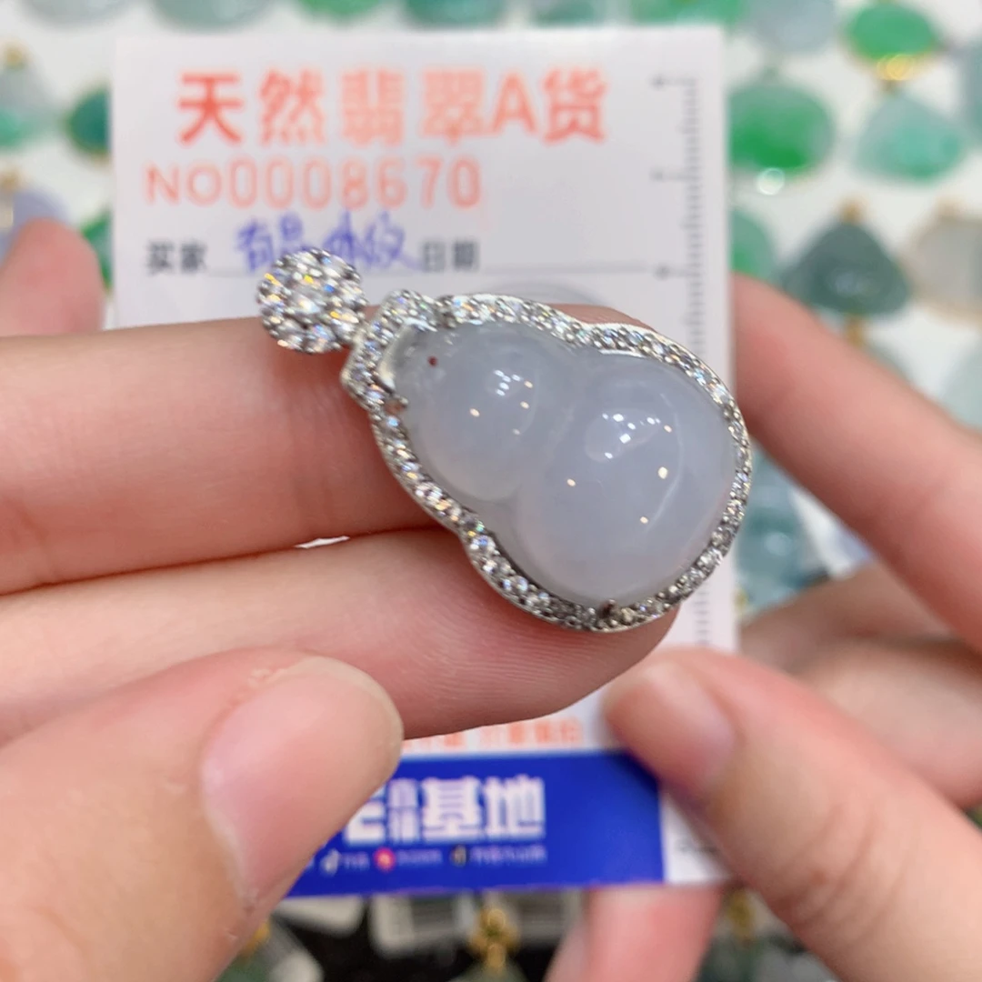 翡翠未镶嵌颈饰葫芦