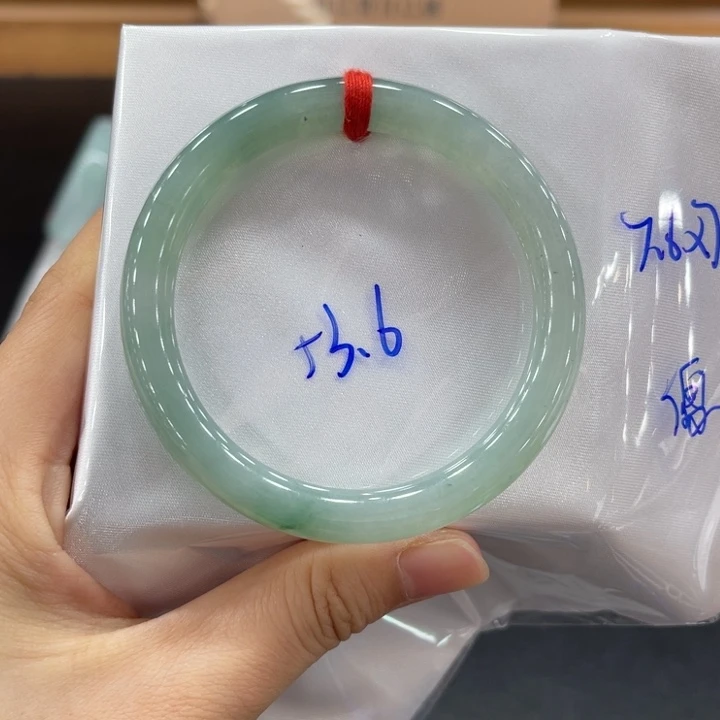 翡翠手镯未镶嵌翡翠