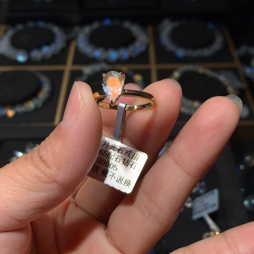 月光石戒指18K金镶嵌Z****?