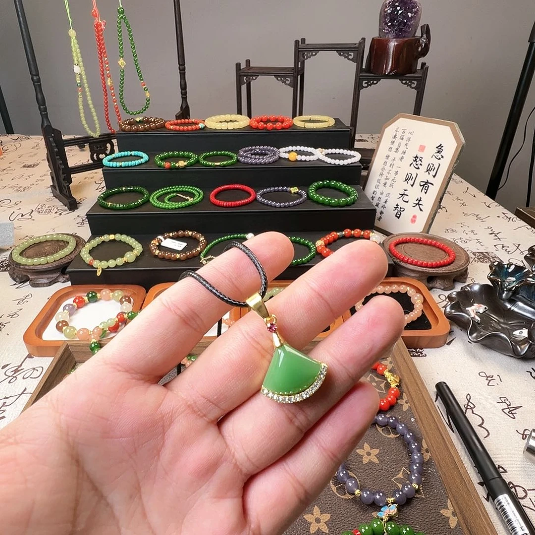 和田玉未镶嵌吊坠(赠链)小裙子吊坠