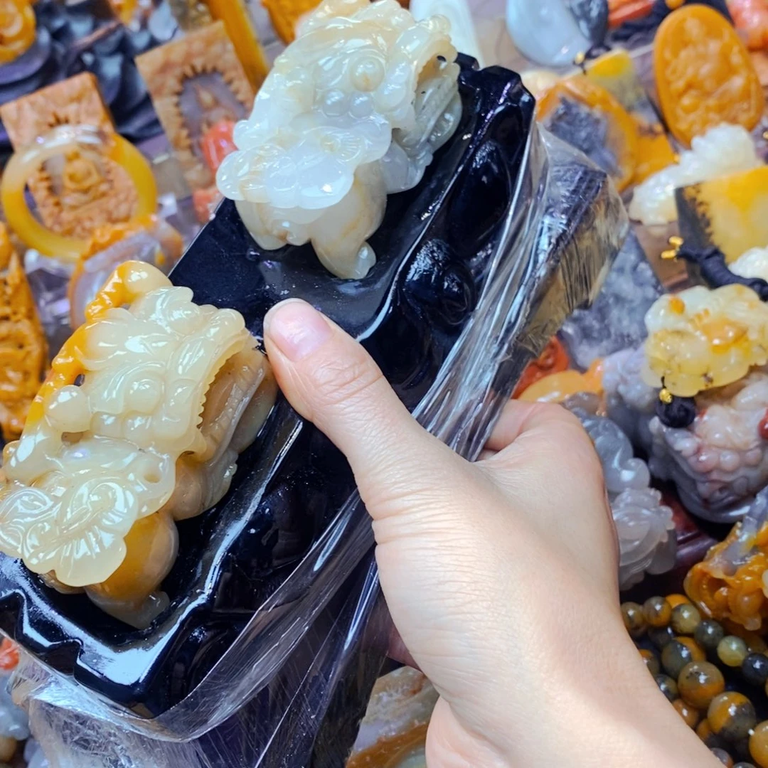 未镶嵌石英质玉（黄龙玉）颈饰