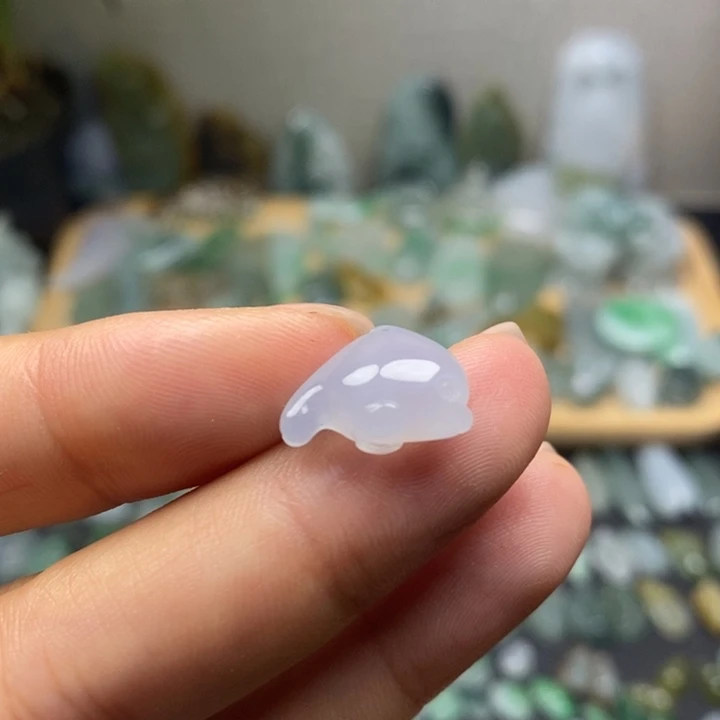 翡翠未镶嵌颈饰海豚