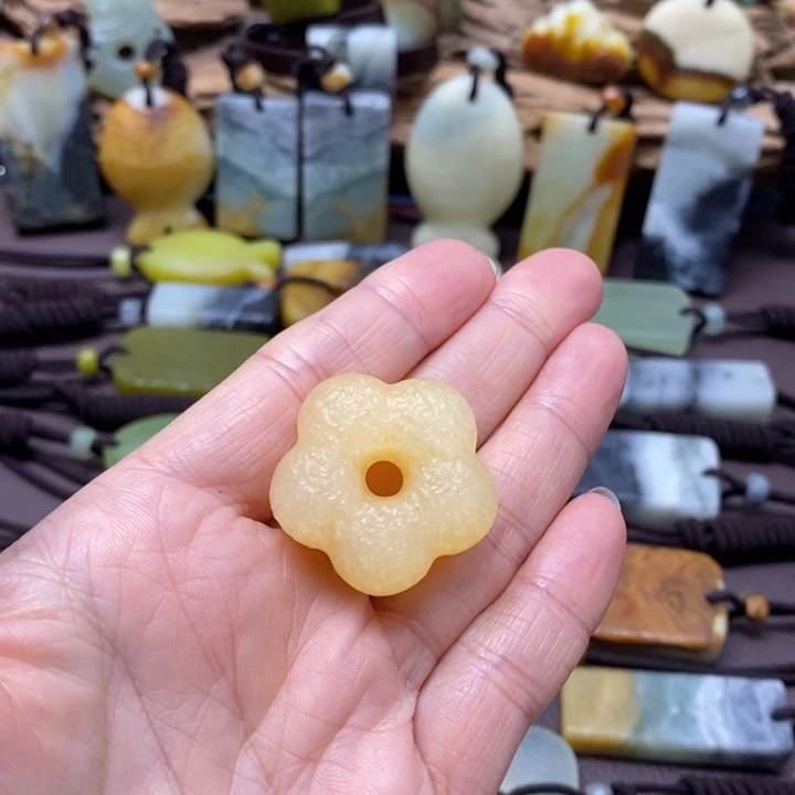 蛇纹石玉未镶嵌颈饰