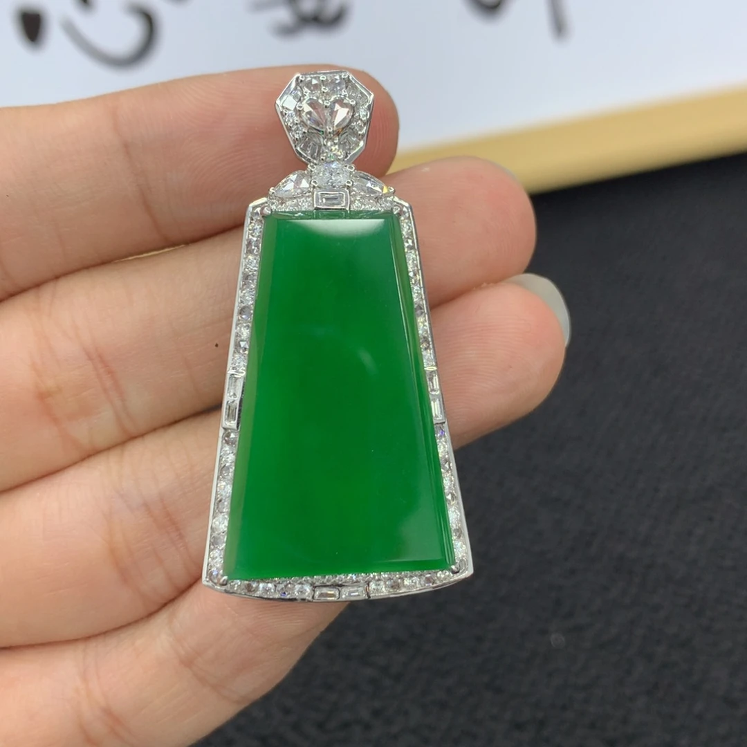 18K金镶嵌翡翠耳饰文***麻无事牌