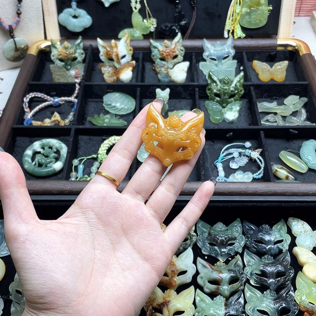 蛇纹石玉未镶嵌颈饰面具