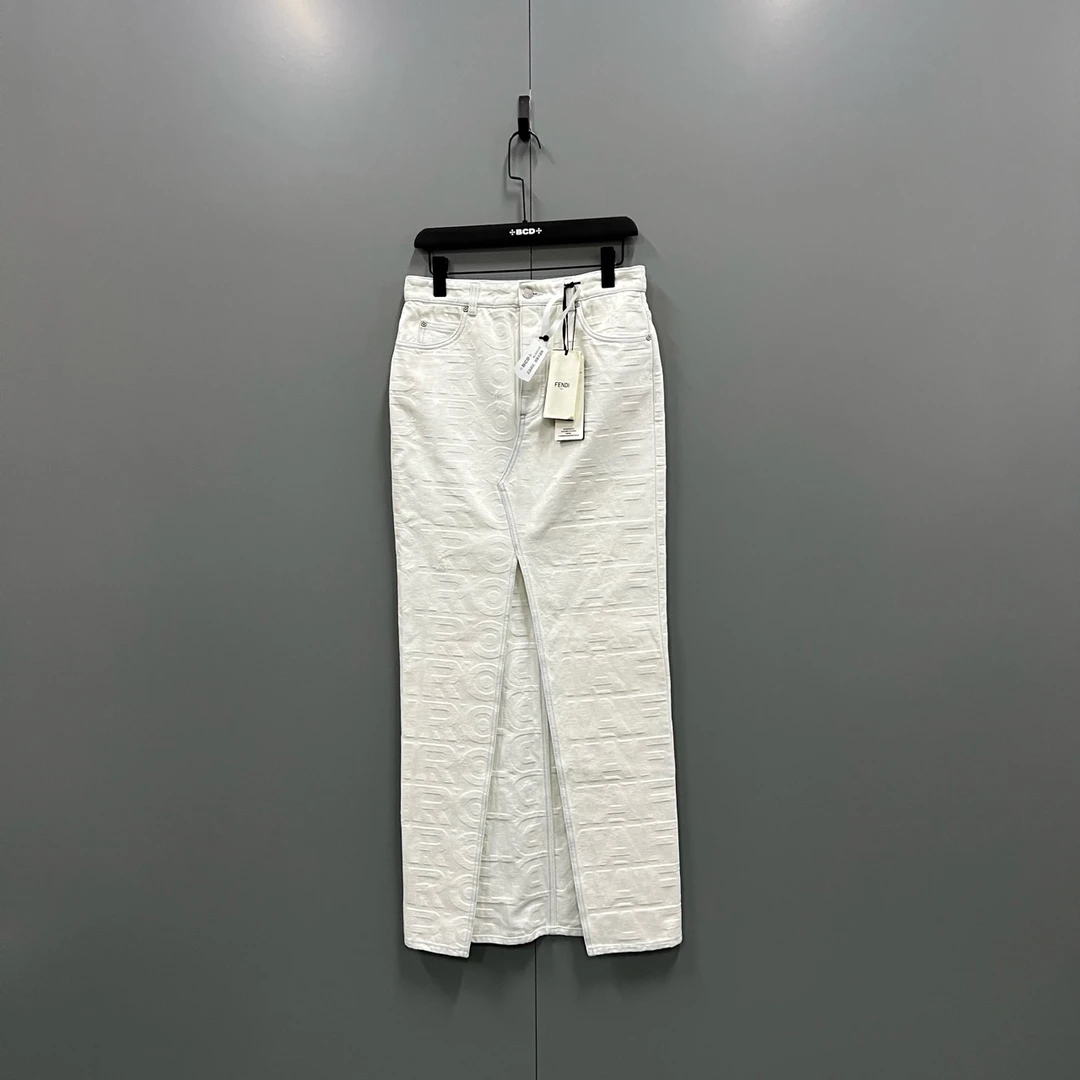 99新 FENDI/芬迪 xy 白色压纹牛仔半身裙 40码 009220
