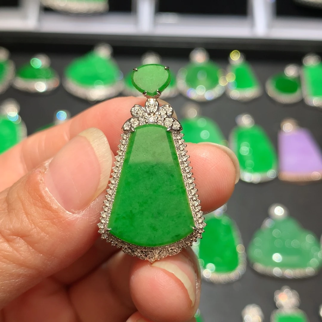 翡翠颈饰18K金镶嵌你***。翡翠