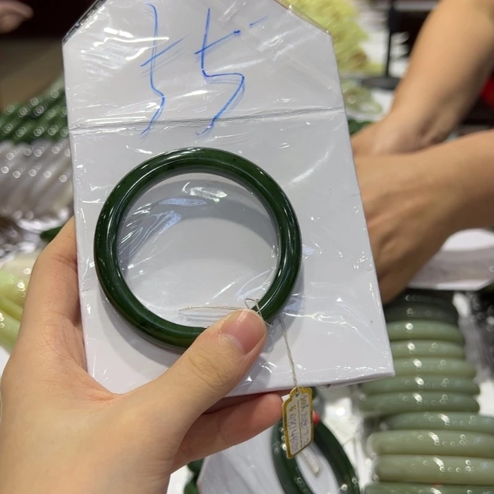 自***人未镶嵌手镯和田玉