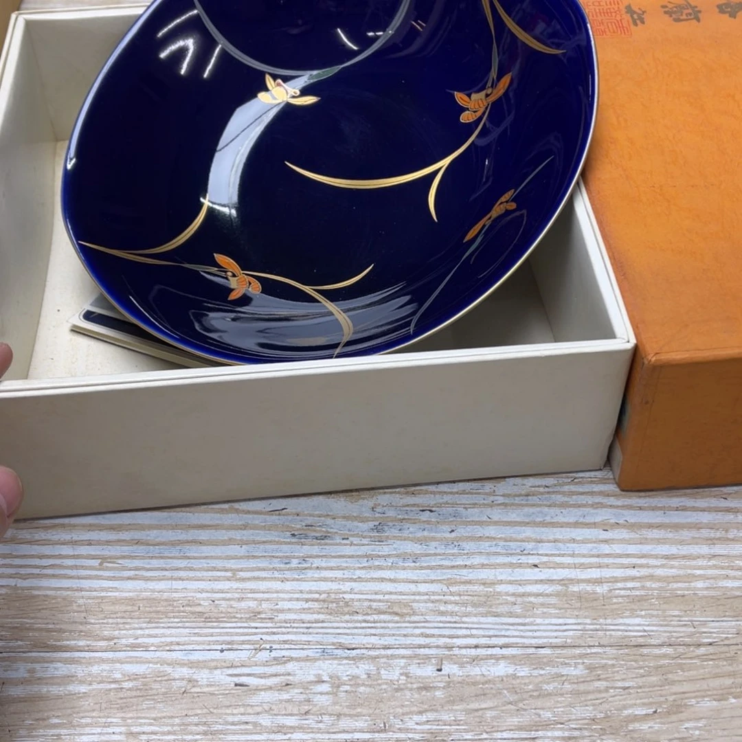 瓷片魔****?密密麻麻地排列着一个