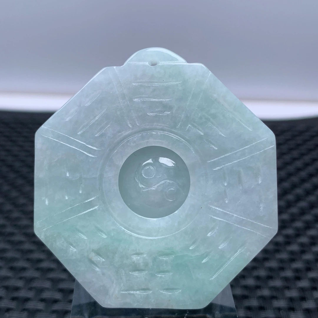 缅甸天然a货翡翠八卦牌吊坠浅绿色仿古八卦挂件挂坠雕刻白色飘绿