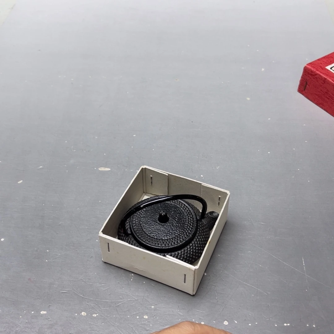 旧***堂瓷片密密麻麻地铺满一