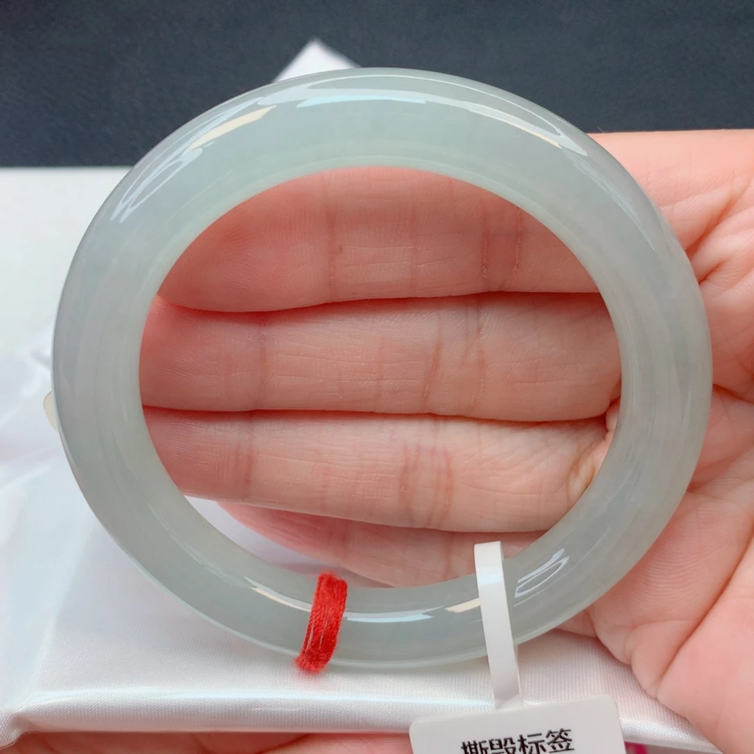 翡翠未镶嵌手镯55圆条 细糯冰淡绿底冰胶润有棉