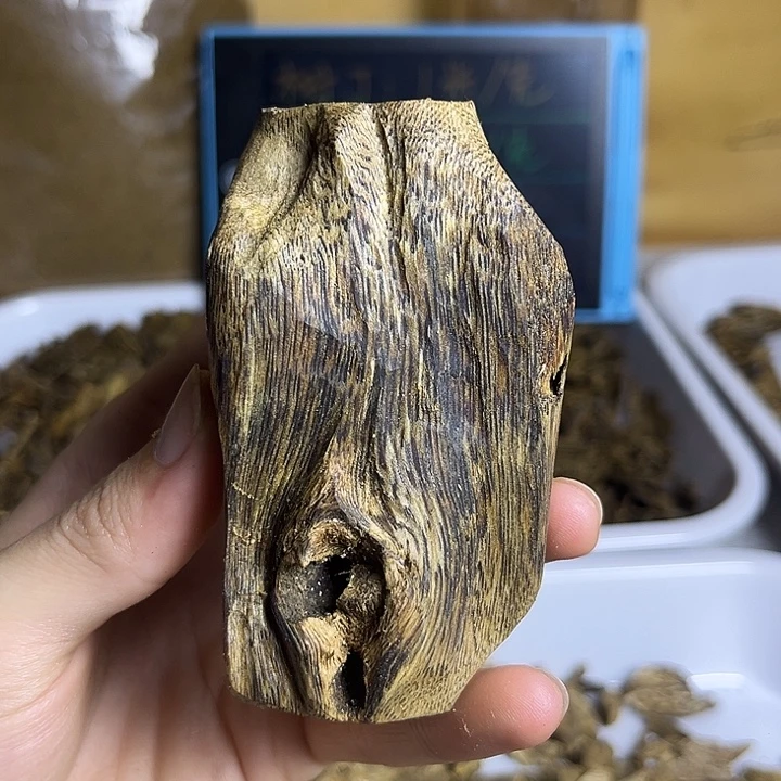 沉香枕沉香虫漏手把件，油脂好味道浓郁