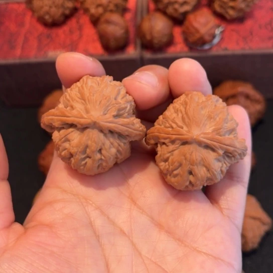 文玩核桃吊坠原桩三角白