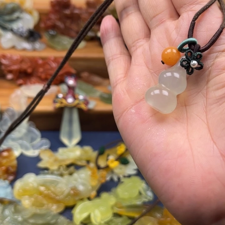 蛇纹石玉合金吊坠