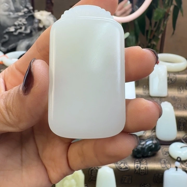 井***白和田玉未镶嵌颈饰