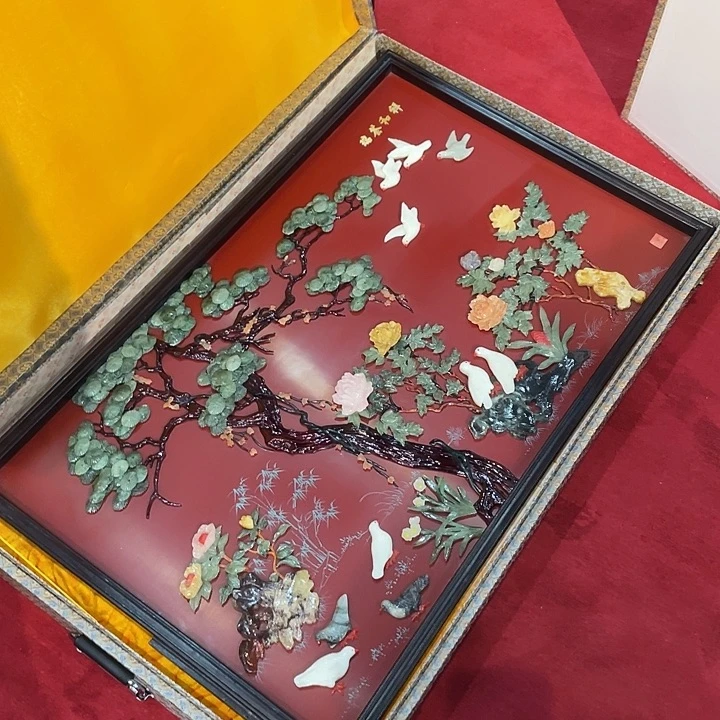 用***2扬州漆器厂骨石镶嵌红底祥和晖瑞台屏