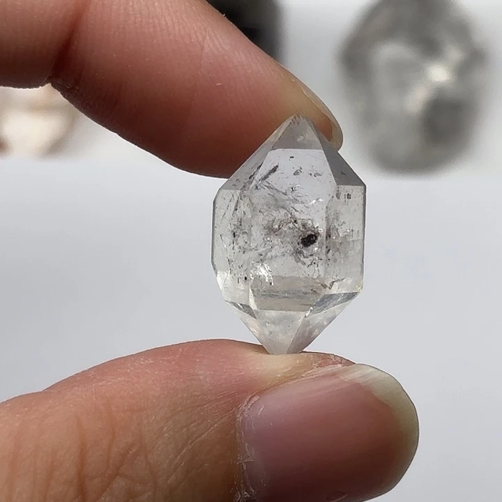 S***y未镶嵌水晶颈饰水胆闪灵钻