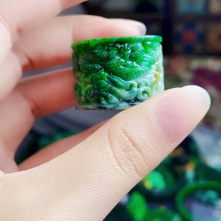翡翠未镶嵌颈饰多样性