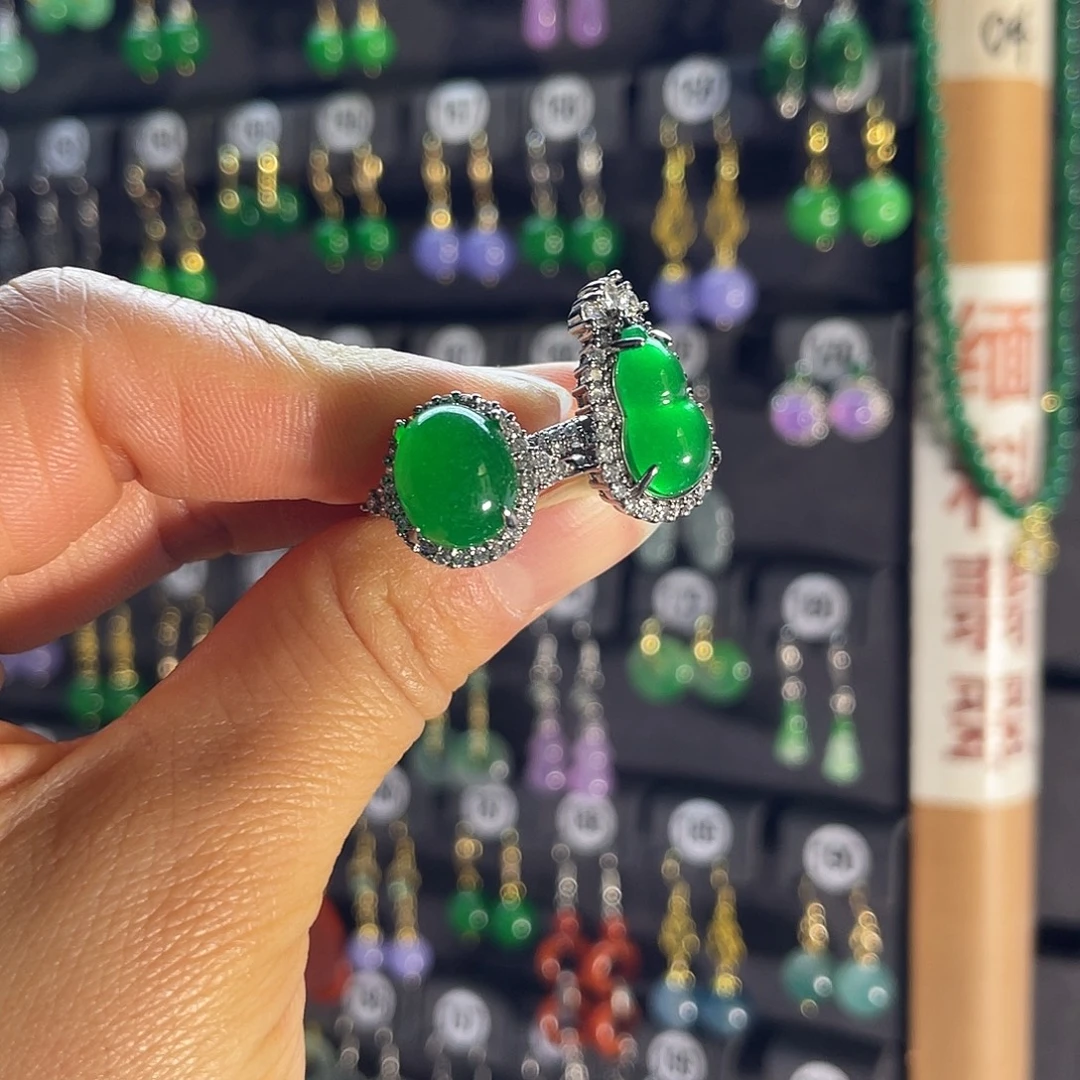 翡翠银S925镶嵌耳饰看。是俩个戒指