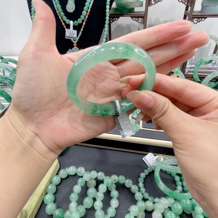 石英质玉（非洲翠）手镯未镶嵌