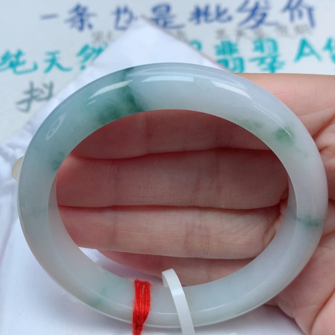 翡翠手镯未镶嵌57.5圈 白底飘绿花