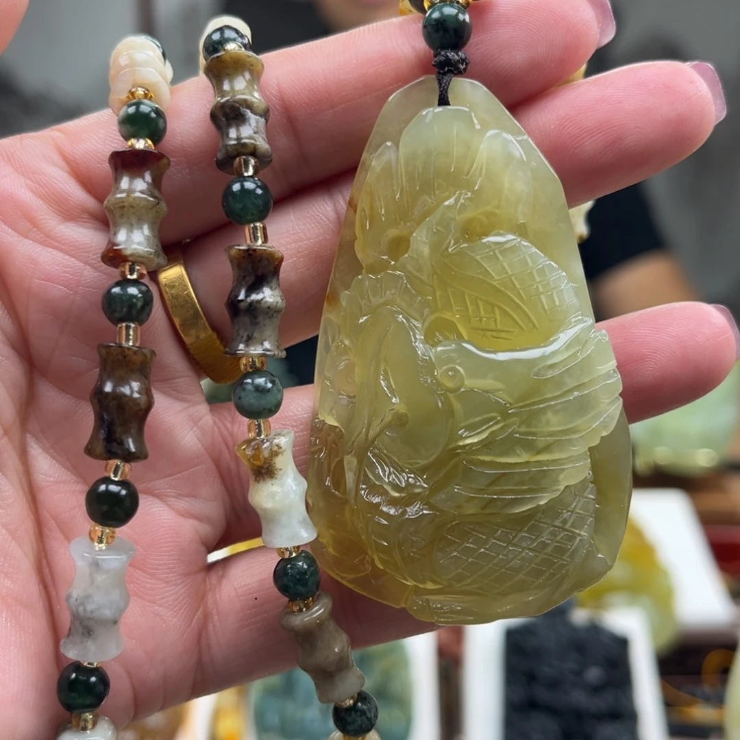 蛇纹石玉未镶嵌颈饰挂件