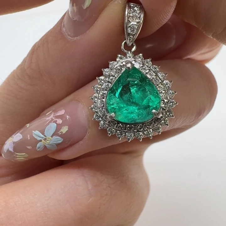 未镶嵌颈饰祖母绿