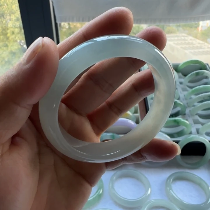 翡翠手镯未镶嵌原****妈