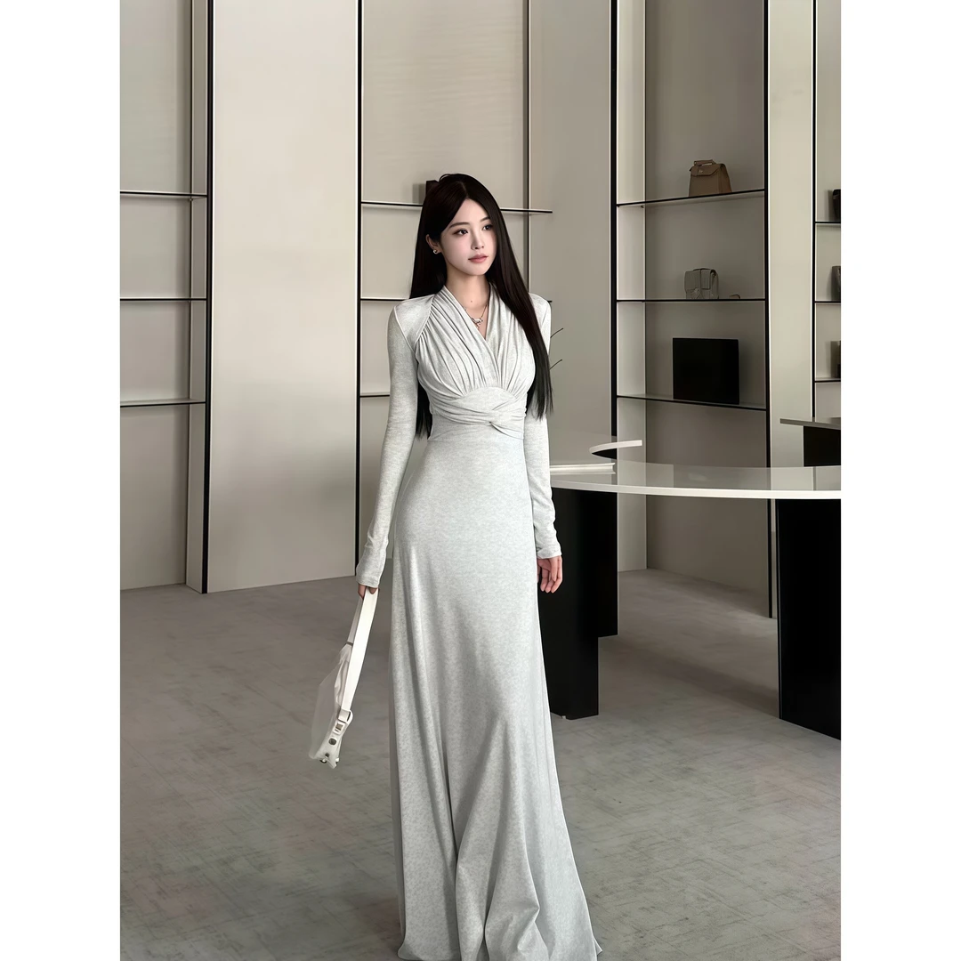 高级简约风褶皱V领长袖连衣裙女秋冬季新款收腰显瘦气质A字长裙子