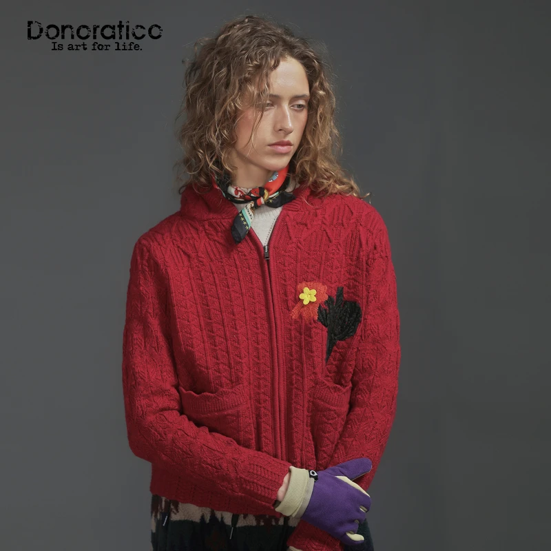 达衣岩洋气百搭针织毛衣2025冬新品舒适刺绣连帽拉链宽松外套女