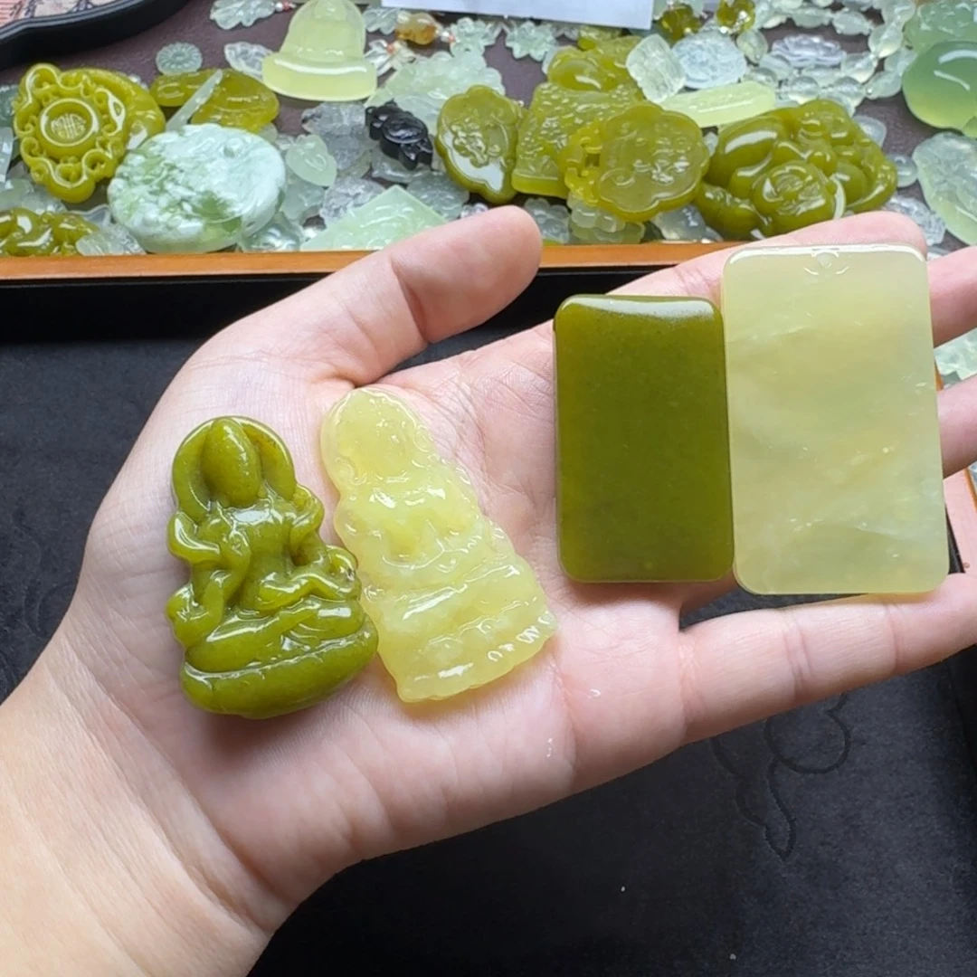 桂***哥蛇纹石玉合金颈饰