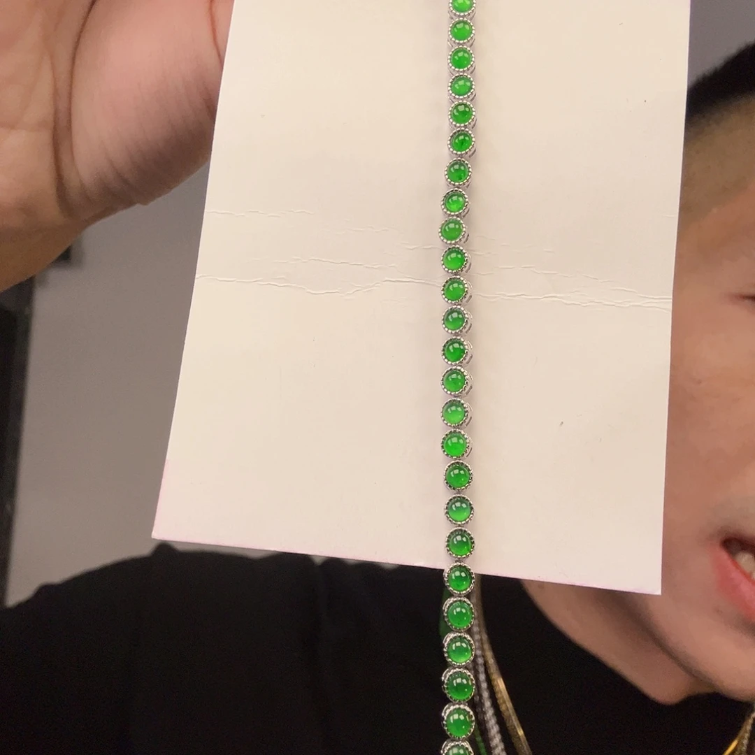 翡翠未镶嵌颈饰一对