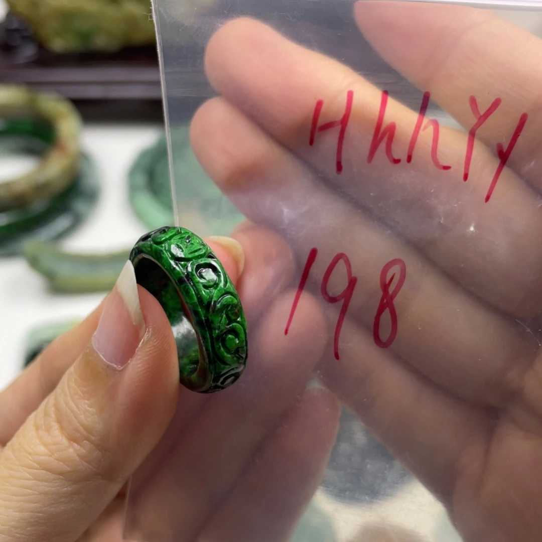 H***y翡翠未镶嵌颈饰牌子