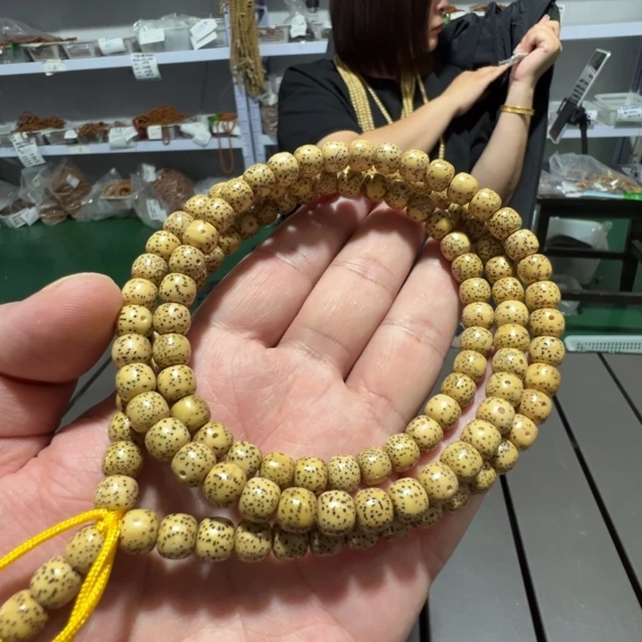 星月菩提吊坠鸡油黄8×7左右108颗